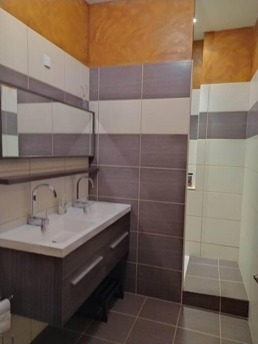 Appartement Spacieux Avec Grand Patio, 1Er Etage ซีฌ็อง ภายนอก รูปภาพ